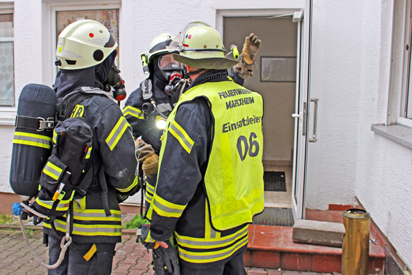 Einsatzkräfte im Innenhof eines Wohnhauses