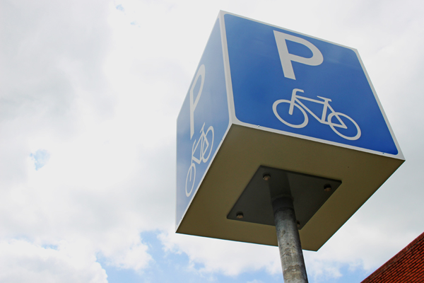 ein blaues Fahrrad-Parkplatz-Schild