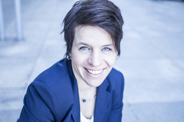 das Portrait einer Dame im blauen Hosenanzug
