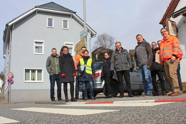 Menschen an einem Zebrastreifen