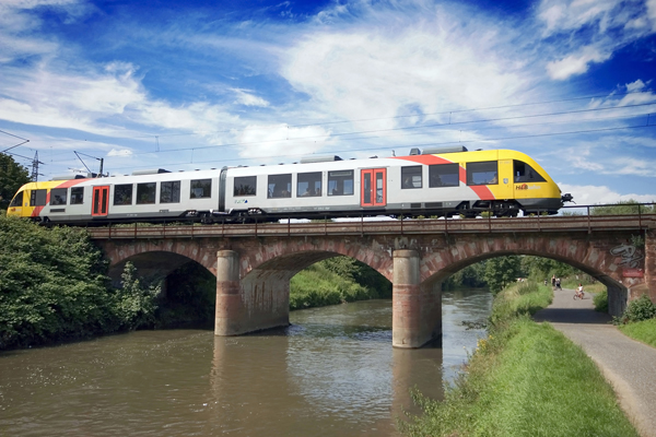 eine Regionalbahn auf einer Brücke