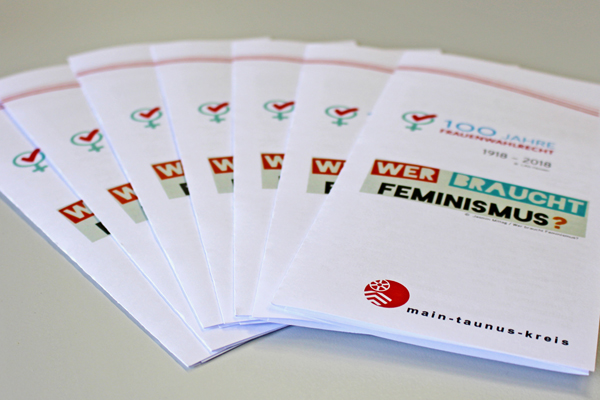 einige Flyer mit dem Titel Wer braucht Feminismus