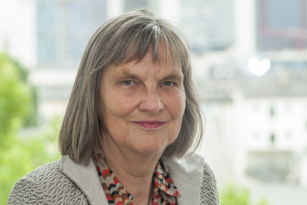 ein Portraitfoto einer älteren Frau mit mittellangen graubraunen Haaren