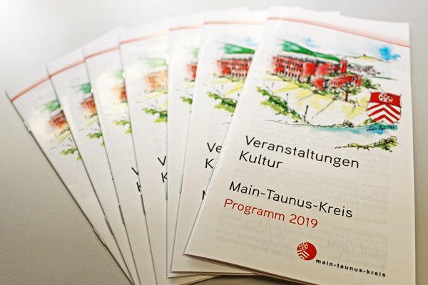 ein Foto einiger Veranstaltungsbroschüren Kultur 2019