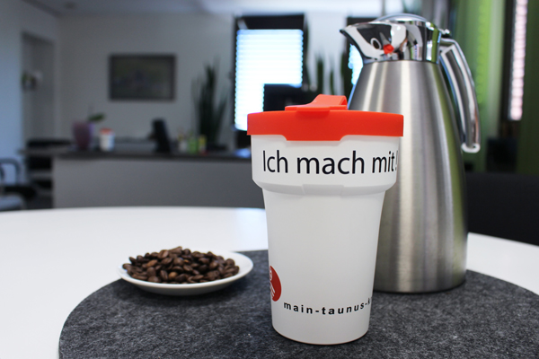 Ein Mehrwegbecher mit der Aufschrift