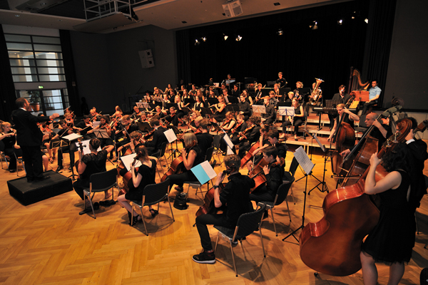 ein Orchester auf einer Bühne