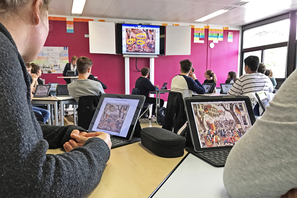 Schüler in einem Klassenraum, die an Tablets arbeiten