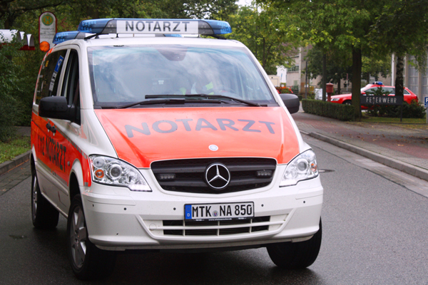 einen Notarztwagen auf einer Straße