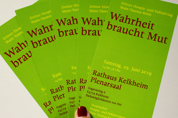 fünf Flyer in Fächerformation zum dritten Hospiz- und Pallativtag