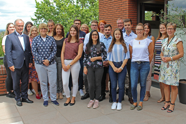 ein Gruppenbild von etwa 20 Personen, viele davon junge Auszubildende