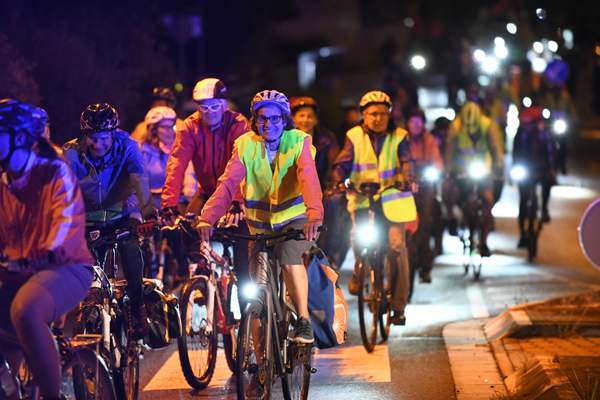 eine Gruppe Fahrradfahrer im Dunkeln auf einer Straße