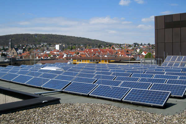 eine Photovoltaikanlage auf einem Hausdach