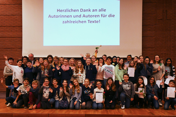 eine große Gruppe Kinder und Jugendliche auf einer Bühne