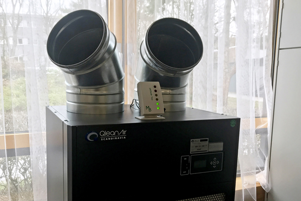 ein Luftfilter und eine CO2-Ampel in einem Klassenraum