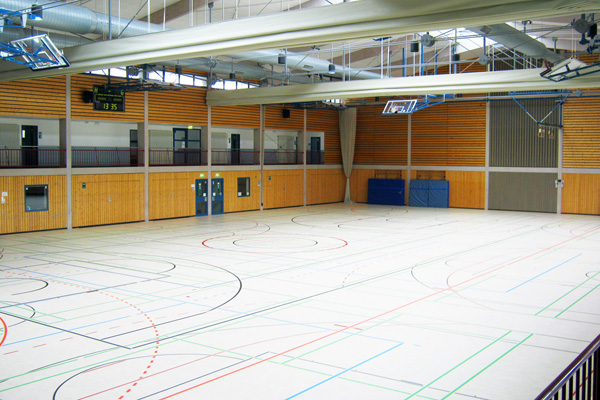 den Blick in eine leere, frisch renovierte Sporthalle