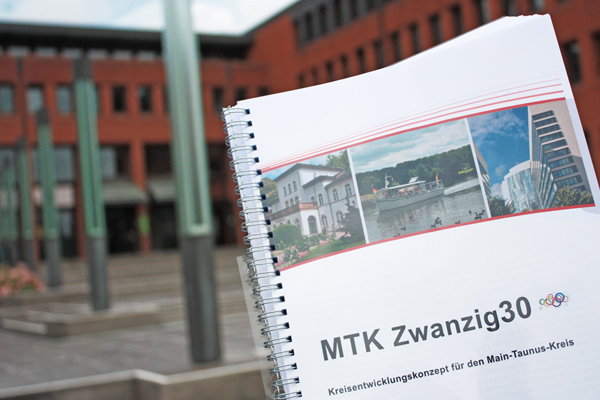 das Titelbild des Kreisentwicklungskonzepts MTK Zwanzig30 mit dem Landratsamt im Hintergrund