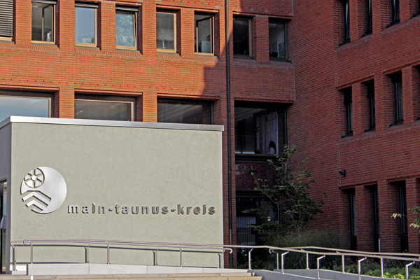 der Eingang des Landratsamtes in Hofheim
