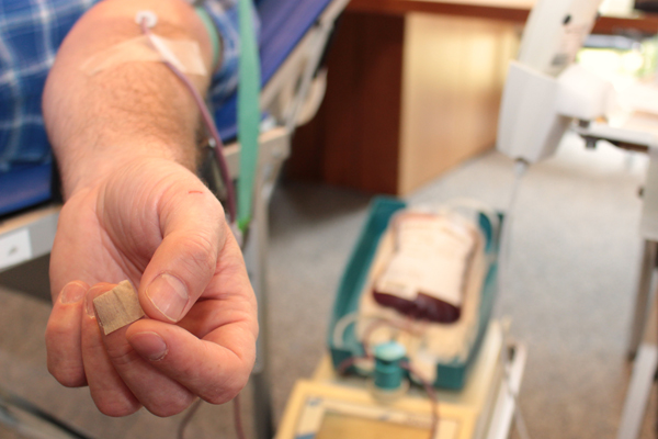 der Arm einer Person beim Blutspenden
