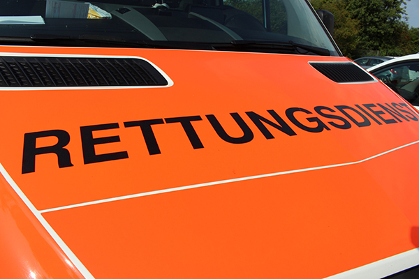 die Nahaufnahme der Motorhaube eines Rettungswagens mit der Aufschrift Rettungsdienst