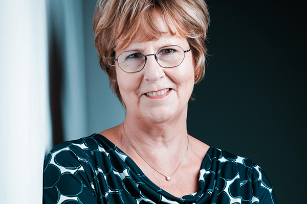 eine lächelnde Dame mit Brille