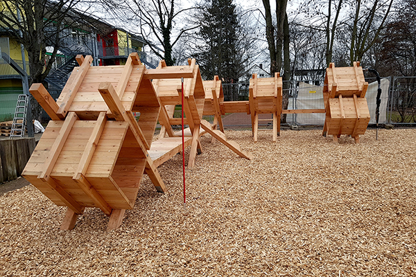 Außenanlagen aus Holz zum Spielen für Kinder