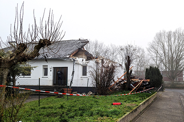 ein nach einem Brand zerstörtes Haus mit teilweise fehlendem Dach