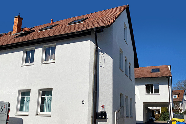 eine Reihe von weißen Häusern
