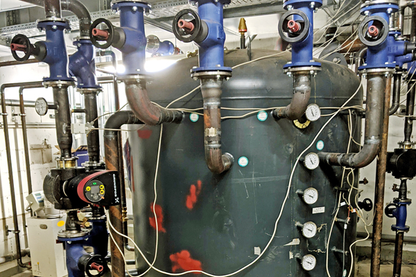 einen Warmwasserverteiler an der Freiherr-vom-Stein-Schule in Eppstein