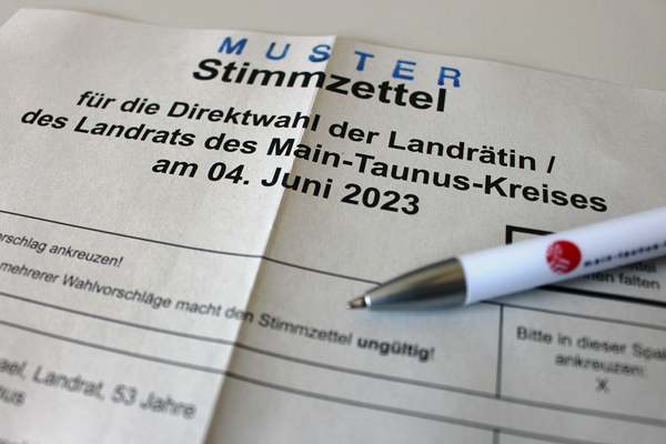 den Ausschnitt eines Muster-Stimmzettels für die Landratswahl 2023, auf dem ein Stift liegt