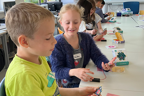 Schulkinder üben das Programmieren an einem Minicomputer