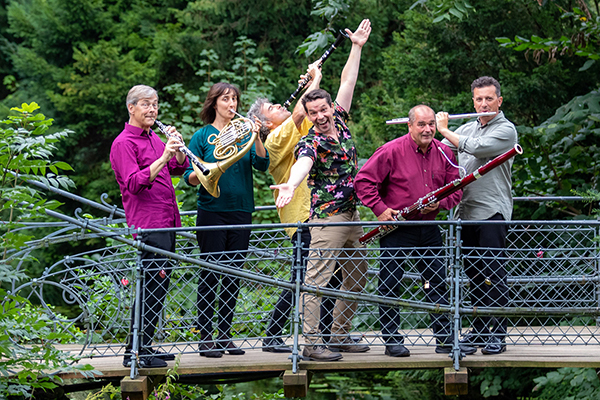 sechs Musiker spielen auf einer Brücke