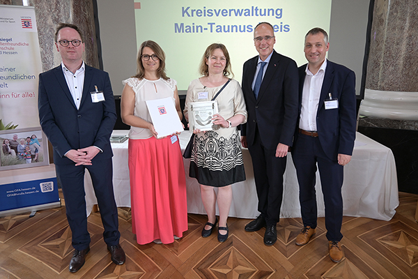 Gruppenbild von zwei Frauen und drei Herren der