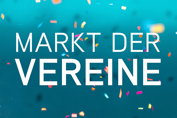 buntes Konfetti vor einem blauen Hintergrund darauf steh