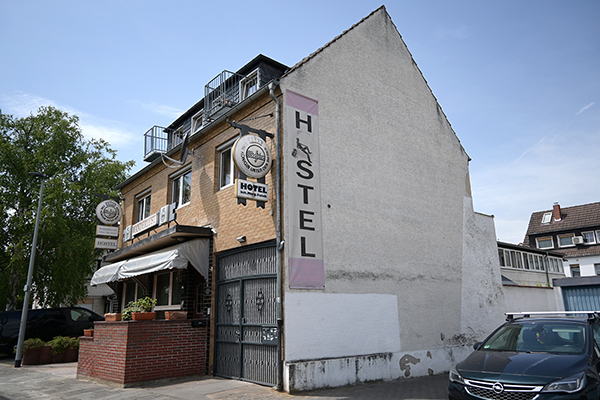 ein älteres Gebäude mit den Aufschriften Hostel und Hotel
