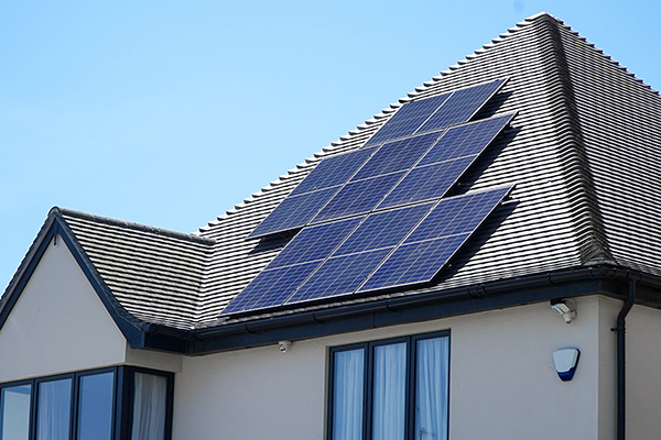 eine Solaranlage auf einem Hausdach