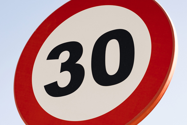 ein Tempo-30-Schild vor blauem Himmel