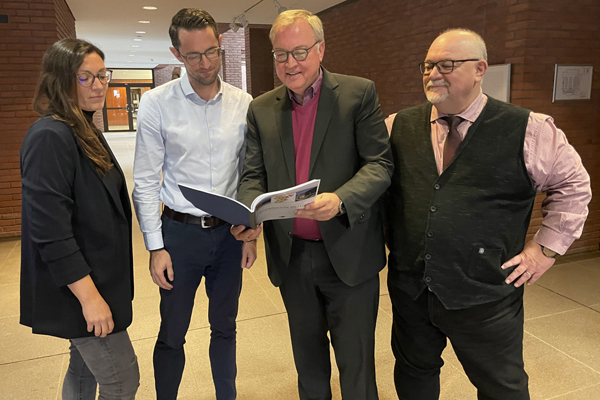 Ramona Mitter vom Amt für Soziales, Julian Lifka vom Kommunalen Jobcenter, Kreisbeigeordneten Johannes Baron und Joachim Werle vom Kommunalen Jobcenter bei der Vorstellung des Sozialberichts