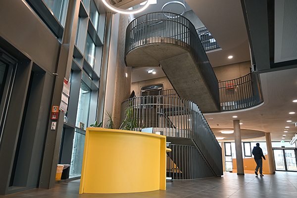 Treppenhaus einer modernen Schule