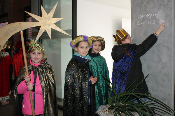 Kinder beim Schreiben eines CMB