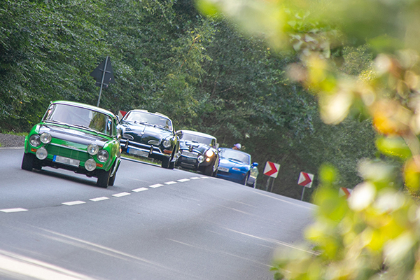 mehrere Oldtimer Autos auf einer Straße