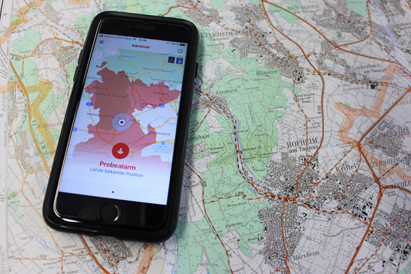 Ein Smartphone auf einer Landkarte