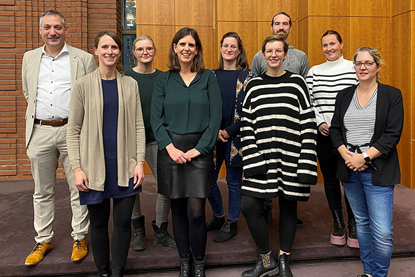 Gruppenfoto des neuen kreisweiten Elternbeirats, es zeigt (v. l. n. r.) Kreisbeigeordneten Axel Fink mit dem neuen Beirat Andrea Karsten, Linda Kohlen, Franziska Christian, Laura Pfeiffer, Lucie Viehl, Benjamin Belfiglio, Cora Schier und Laura Tappertzhof