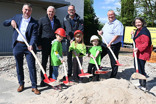 Ein Foto eines symbolischen Spatenstichs, bei dem alle Beteiligten wie Landrat Michael Cyriax, Kreisbeigeordneter Axel Fink, Bürgermeister Klaus Schindling