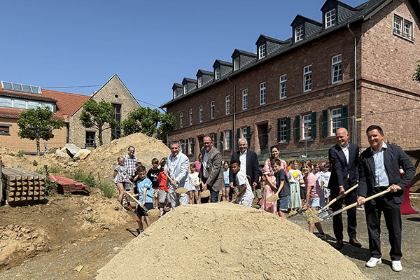 Symbolischer Spatenstich: Auf dem Foto sind Landrat Michael Cyriax, der Kreisbeigeordnete Axel Fink, Peter Wesp vom Hochbau- und Liegenschaftsamt des Kreises, die Schulleiterin Jennifer Noack, der Erste Stadtrat von Hofheim, Daniel Philipp, der Bürgermeis