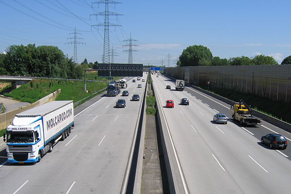 eine mehrspurige Autobahn.