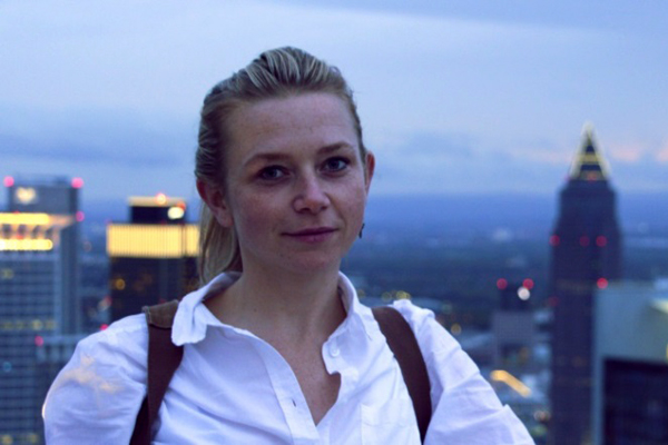 Portrait einer Frau vor einer Skyline