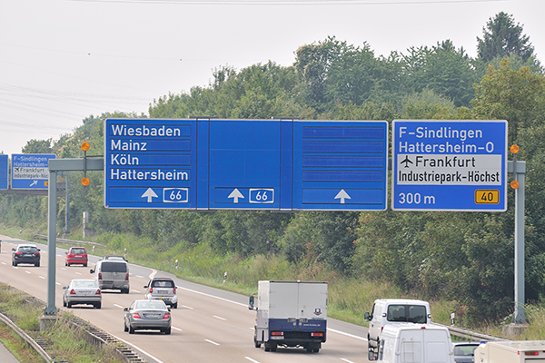 Autos auf der A 66. Hinweistafeln zeigen die Richtungen zu verschiedenen Städten in der Region an.