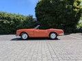 Orangenes Auto steht auf einem Parkplatz | Copyright: MTK Orangenes Auto steht auf einem Parkplatz