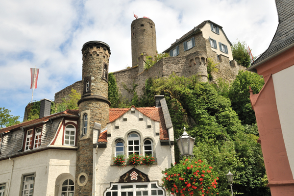 alte Häuser und eine Burgruine.