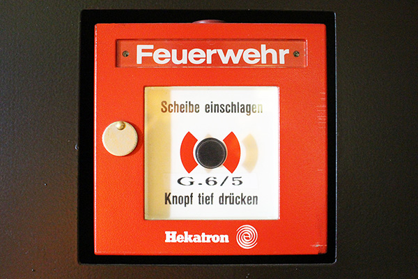 einen Feuermelder an der Wand.